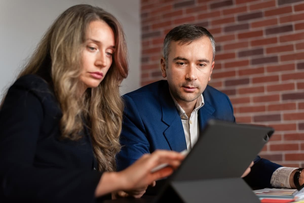 Agencia vs Freelancer para desarrollo web empresarial en Colombia (Guía 2026)