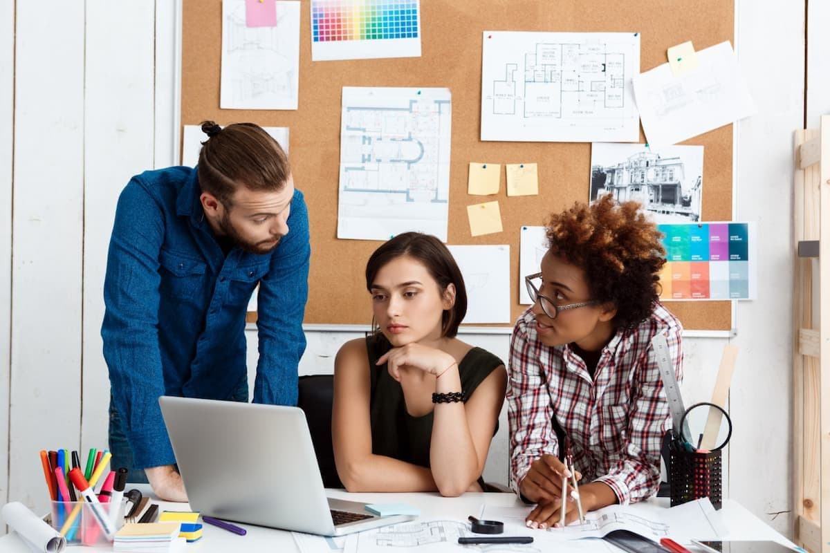 Agencia de contenidos vs. hacerlo internamente: qué le conviene a tu empresa en Colombia